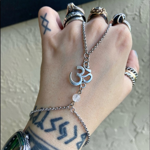 Hand piece om sign & clear quartz slave bracelet - Picture 2 of 10
